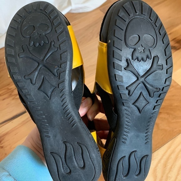 Mjs skull and crossbones slip ons. Size 8 - Picture 6 of 8